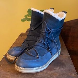 6.5 Navy white mountain boots